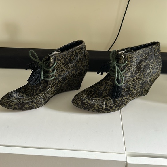 Rebecca Minkoff Green and back leopard print, fur bootie - Picture 3 of 3